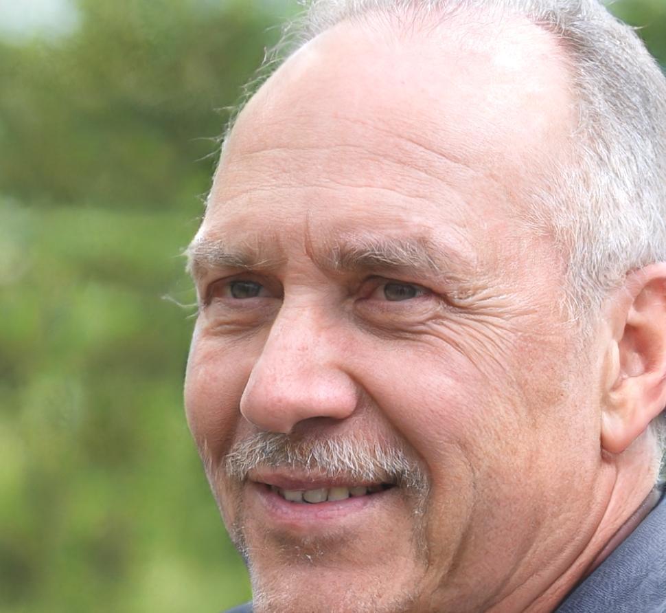 Portrait de Léonard Bousquet, analyste financier